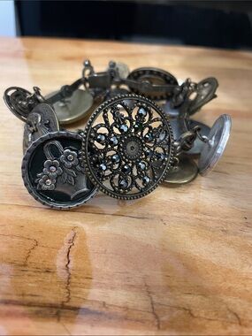 VINTAGE RARE Antique Brass-Tone Filigree Charm Bracelet